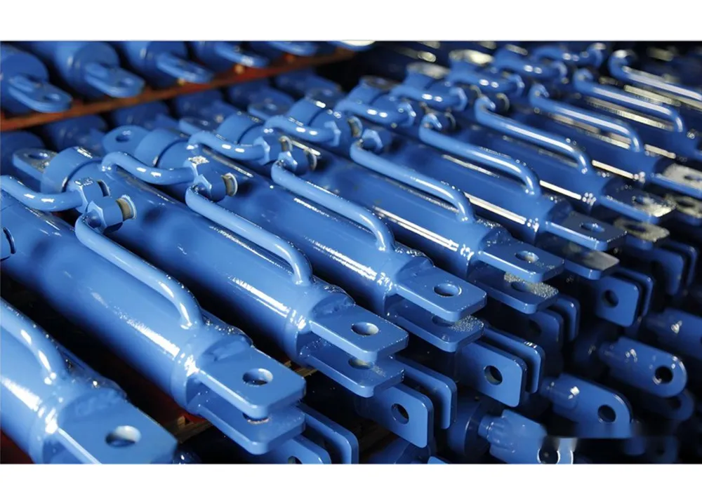 Hvordan adskilles og samles den hydrauliske cylinder, og hvilke forholdsregler skal der tages?